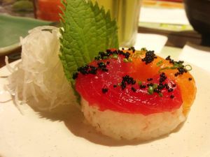 Ada Hadiah Kejutan di Bawah Piring dan Sushi Donuts yang Trendy di Resto Sushi Ini