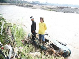 Banjir Bandang Garut: Mobil Tidur di Sungai dan Rumah Miring