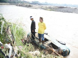 Banjir Bandang Garut: Mobil Tidur di Sungai dan Rumah Miring