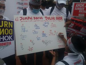 44 Orang Gelar Aksi Cap Jempol Darah Tolak Ahok di Pilgub DKI