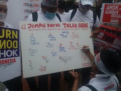 44 Orang Gelar Aksi Cap Jempol Darah Tolak Ahok di Pilgub DKI