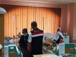 Tugas Penuh Kesabaran Membimbing Ibadah Jemaah Sakit dan Lansia