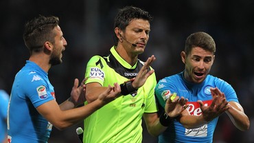Mengangkat Derajat Wasit (Serie A) Lewat Video Tayangan Ulang Mengangkat Derajat Wasit (Serie A) Lewat Video Tayangan Ulang