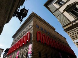 Ai Weiwei Gantung Belasan Perahu Karet di Istana Renaissance Italia