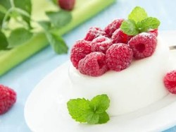 Si Kecil Tak Mau Minum Susu? Coba Buatkan Puding dengan Tambahan Buah