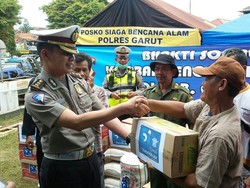 Polantas Hibur Anak-anak Korban Banjir Bandang Garut