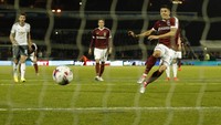 Tapi tiga menit sebelum turun minum Northampton berhasil menyamakan skor lewat penalti Alex Revell. Reuters/John Sibley.