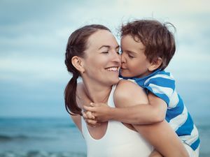 Yang Perlu Diperhatikan Jika Ibu Hamil Hendak Gendong Anak Kecil