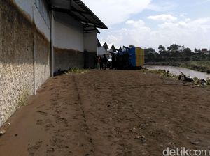 Garis Lumpur di Tembok Pabrik, Jejak Ketinggian Air Banjir Bandang Garut