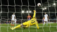 Setelah babak pertama berakhir tanpa gol, City memimpin 1-0 melalui tembakan Gael Clichy pada menit ke-49. Reuters/Andrew Boyers.