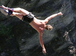 Coba Kegiatan Ekstrem Bareng Sahabat, Berani?