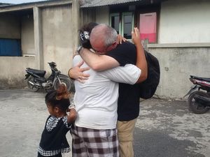 Adegan Haru Stefano dan Ibu Songa Melihat Rumah Reyot akan Direnovasi