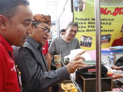 Gubernur Jabar Jajan Kuliner, Bayarnya Tinggal Tempel Ponsel
