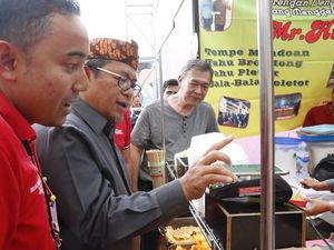 Gubernur Jabar Jajan Kuliner, Bayarnya Tinggal Tempel Ponsel Gubernur Jabar Jajan Kuliner, Bayarnya Tinggal Tempel Ponsel