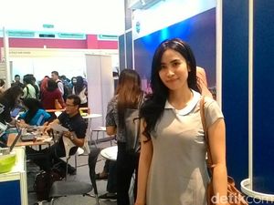 Pelamar Cantik Ini Cari Kerja di Job Fair JIEXpo, Incar Gaji Rp 10 Juta Pelamar Cantik Ini Cari Kerja di Job Fair JIEXpo, Incar Gaji Rp 10 Juta