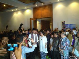 Bang Agus dan Mpok Sylvi Bergerak Menuju KPU DKI