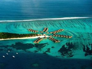 Turis Berbikini di Maladewa Lawan Polisi karena Mengira Diculik