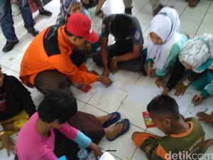 Anak-anak Korban Banjir Bandang di Garut Hilangkan Trauma dengan Bermain