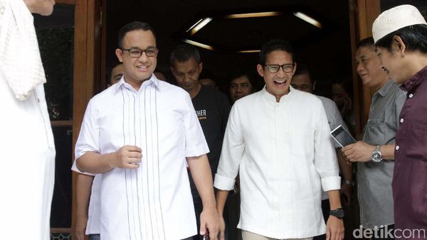 Anies dan Sandi Salat Jumat Bersama