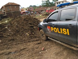 Anjing Pelacak Polda Jawa Barat Bantu Cari Korban Jiwa Banjir Bandang Garut