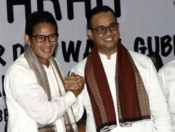 Aksi Anies-Sandi di KPU DKI: Salam Komando Hingga Selfie Bareng Istri