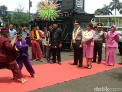 Pedang Pora dan Palang Pintu Sambut Irjen M Iriawan di Polda Metro Jaya