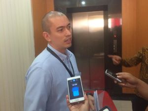 Staf Ahok Rian Ernest Serahkan Kelengkapan Berkas Cagub ke KPU DKI