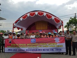 Ratusan Tukang Ojek Dapat Helm Gratis dari Polisi