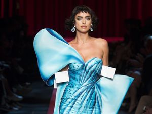 Keunikan Koleksi Moschino Hadirkan Boneka Kertas & Pil di Milan Fashion Week Keunikan Koleksi Moschino Hadirkan Boneka Kertas & Pil di Milan Fashion Week