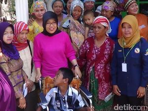 Anak Difabel ini Sumringah Dapat Hadiah Kursi Roda