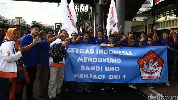 Pendukung Sandiaga Uno Datangi KPU DKI