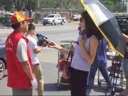 Wartawan China Diskors karena Pakai Payung dan Kacamata Hitam Saat Wawancara