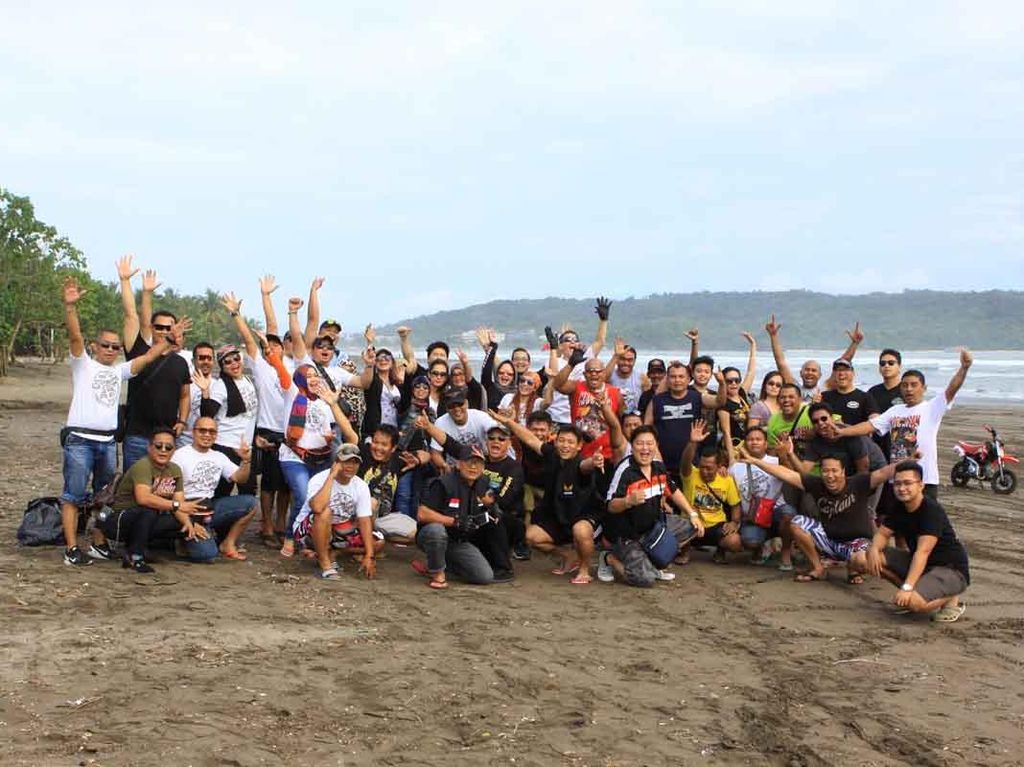 Komunitas Moge Bersih-bersih Pantai Pangandaran Komunitas Moge Bersih-bersih Pantai Pangandaran