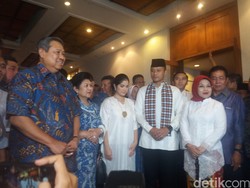 Bang Agus dan Mpok Sylvi Tiba di KPU DKI