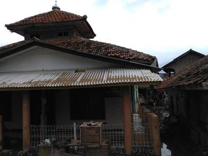 Banjir Bandang Garut, Masjid di Pinggir Sungai Cimanuk ini Tetap Kokoh Berdiri