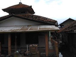 Banjir Bandang Garut, Masjid di Pinggir Sungai Cimanuk ini Tetap Kokoh Berdiri