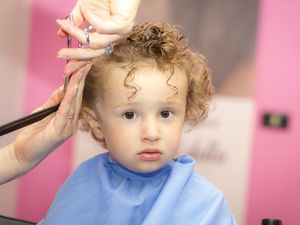 Cukur Rambut Bayi Supaya Jadi Makin Tebal, Mitos atau Fakta?