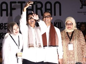 Gaya Selfie Anies dan Sandiaga Bareng Istri di KPU DKI