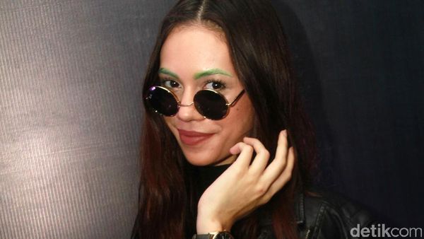 Shae Tampil dengan Alis Berwarna Hijau, Yay or Nay?