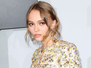 Seksinya Putri Johnny Depp Pamer Perut Rata