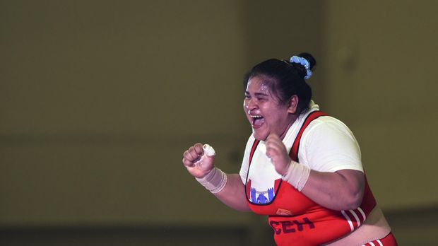 Ekspresi lifter angkat besi putri Aceh Nurul Akmal ketika berhasil memecahkan rekor nasional kelas +75 Kg putri PON XIX di Gor Si Jalak Harupat, Bandung, Jabar, Jumat (23/9). Nurul berhasil memecahkan rekor angkatan clean and jerk dari 132 kg menjadi 133 kg. ANTARA FOTO/Zabur Karuru/Spt/16