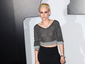 Gaya Kristen Stewart Pakai Lingerie Jadi Dress Edgy