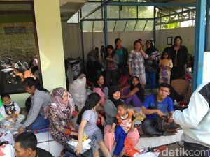 Anak-anak Korban Banjir Bandang Garut Amat Sangat Butuh Peralatan Sekolah!