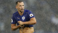 Meski jadi pemain penting yang mengantar Leicester City juara, banderol 35 juta pound Danny Drinkwater dianggap kelewat mahal saat ditebus Chelsea setahun lalu. Drinkwater lebih akrab dengan bangku cadangan the Blues dan kabarnya dilirik Crystal Palace serta West Ham. (Foto: Action Images via Reuters/Carl Recine)