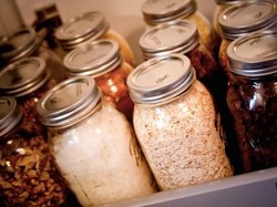 Manfaatkan Mason Jar untuk Wadah Bahan Makanan Kering dan Alat Dapur (1)