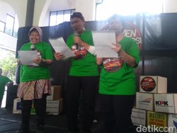 KPK Ngamen Anti Korupsi di Stasiun Gubeng