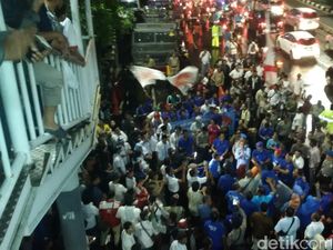 Ratusan Pendukung Anies-Sandiaga dan Agus-Sylviana Bercampur dan Tetap Damai