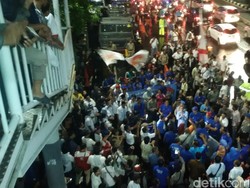 Ratusan Pendukung Anies-Sandiaga dan Agus-Sylviana Bercampur dan Tetap Damai