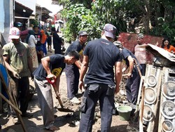 Potret Pasukan Cangkul Bupati Purwakarta Bersihkan Lumpur Banjir Bandang Garut