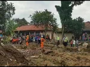 Sempat Diguyur Hujan, Proses Pencarian Korban Banjir Garut Terus Dilakukan